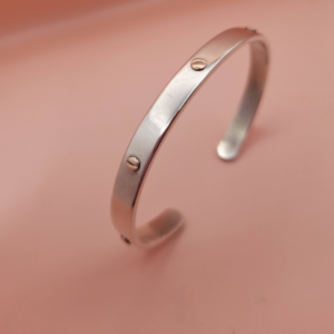 Brazalete hecho a medida con remaches en oro rojo 18K